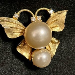 Vintage Hattie Carnegie Rhinestone Large Faux Pearl Butterfly Brooch Signed